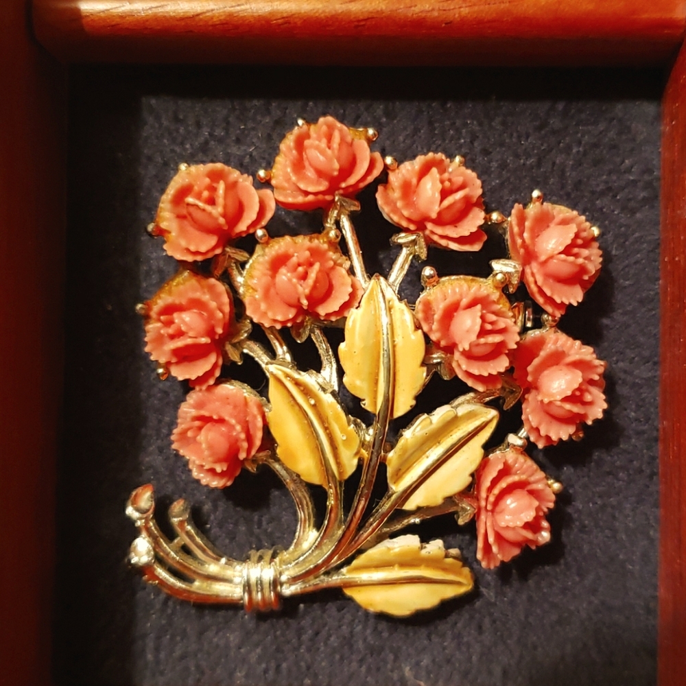 Coral boquet pin